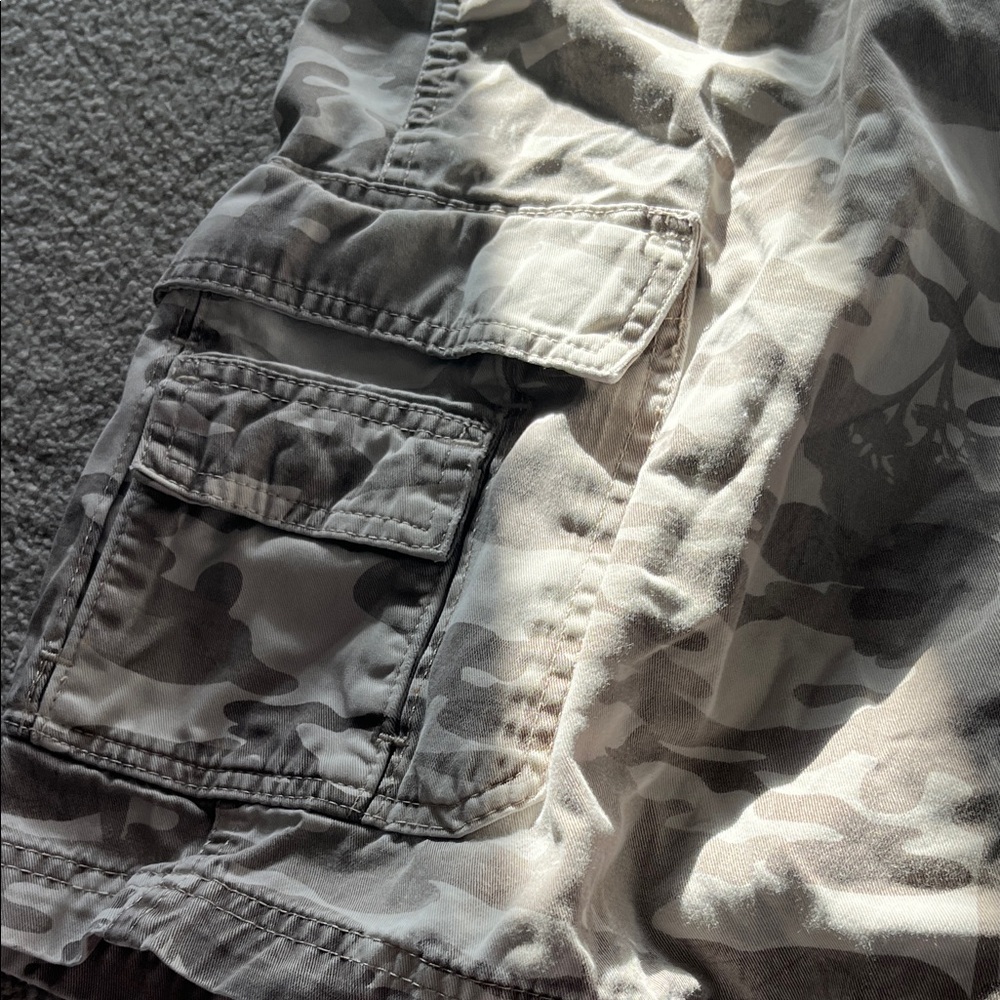 Wrangler Men's Tan Cargo Shorts - Picture 3 of 5